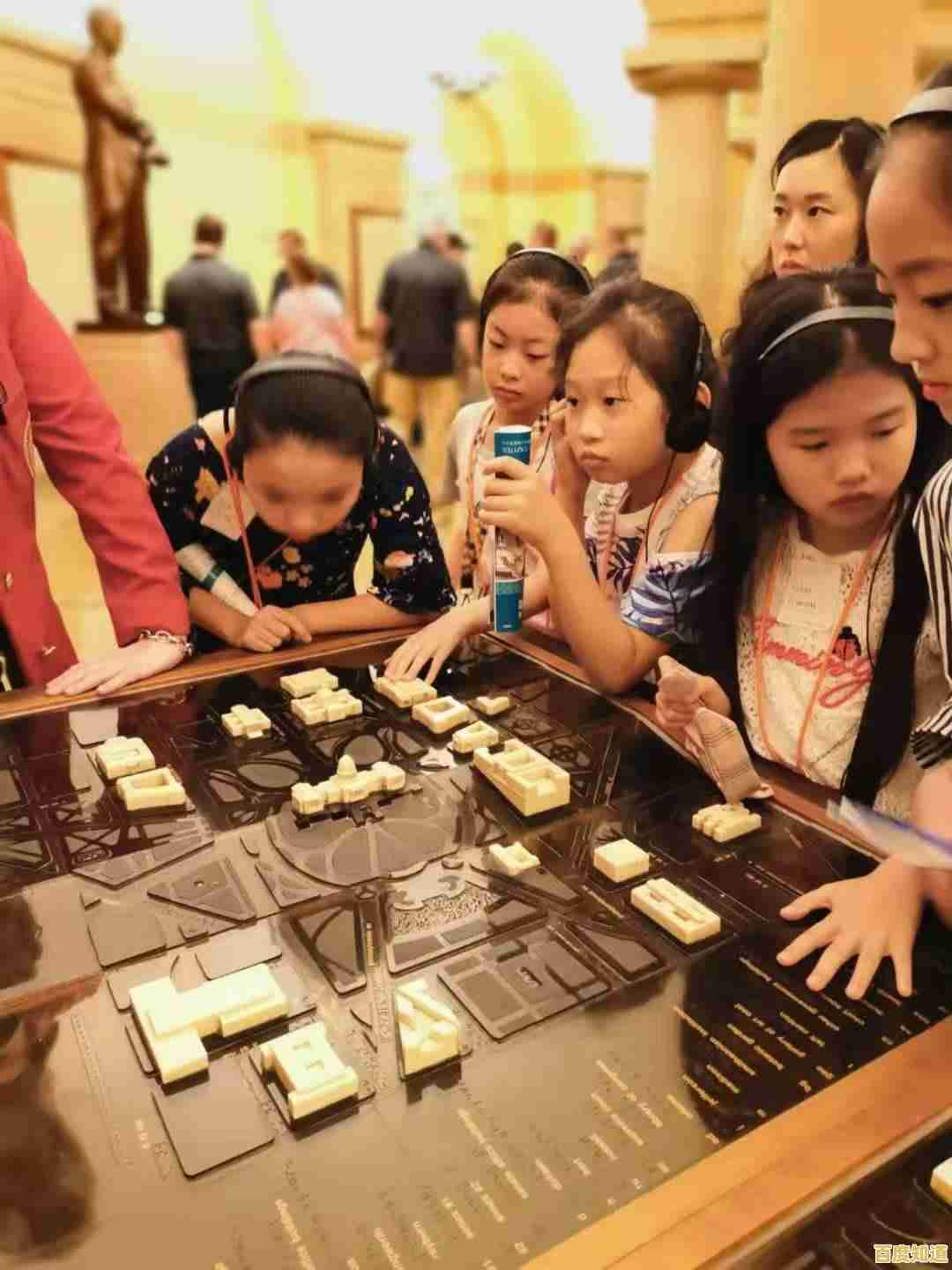 想要体验丰富装备搭配与战术玩法？QQ华夏》四大职业进阶路线，你的战斗之旅从这里开始！